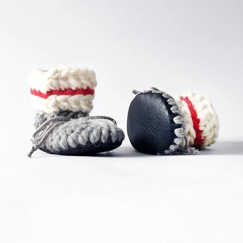 NWOT MUFFLE UP merino wool grey and white infant knitted booties